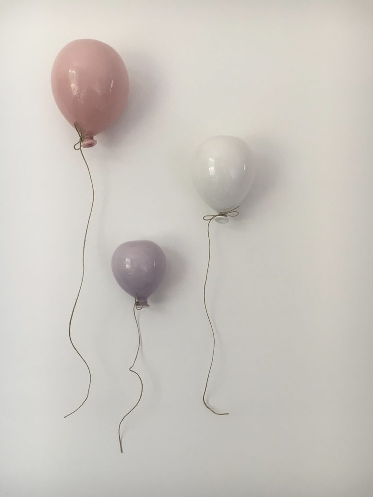 Decorazione da parete. 3 palloncini (uno rosa, uno bianco e uno lilla) in ceramica con spago