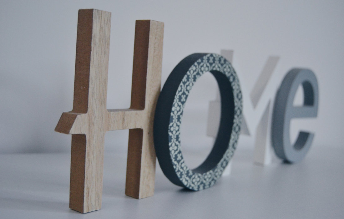 Decorazione in legno con scritta "Home"