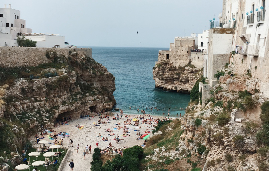 La spiaggia di Lama Monachile nel centro di Polignano a Mare fotografata dall'alto