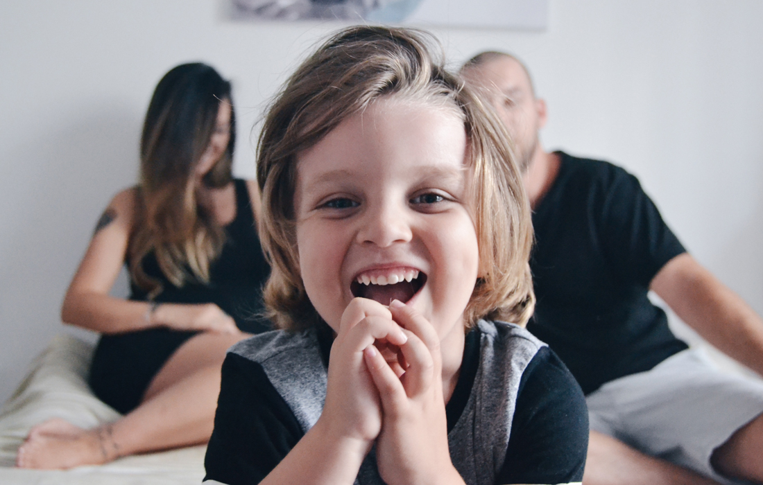 Mamma Bonbon con la famiglia. Foto sul letto con Elia in primo piano ed i genitori sullo sfondo