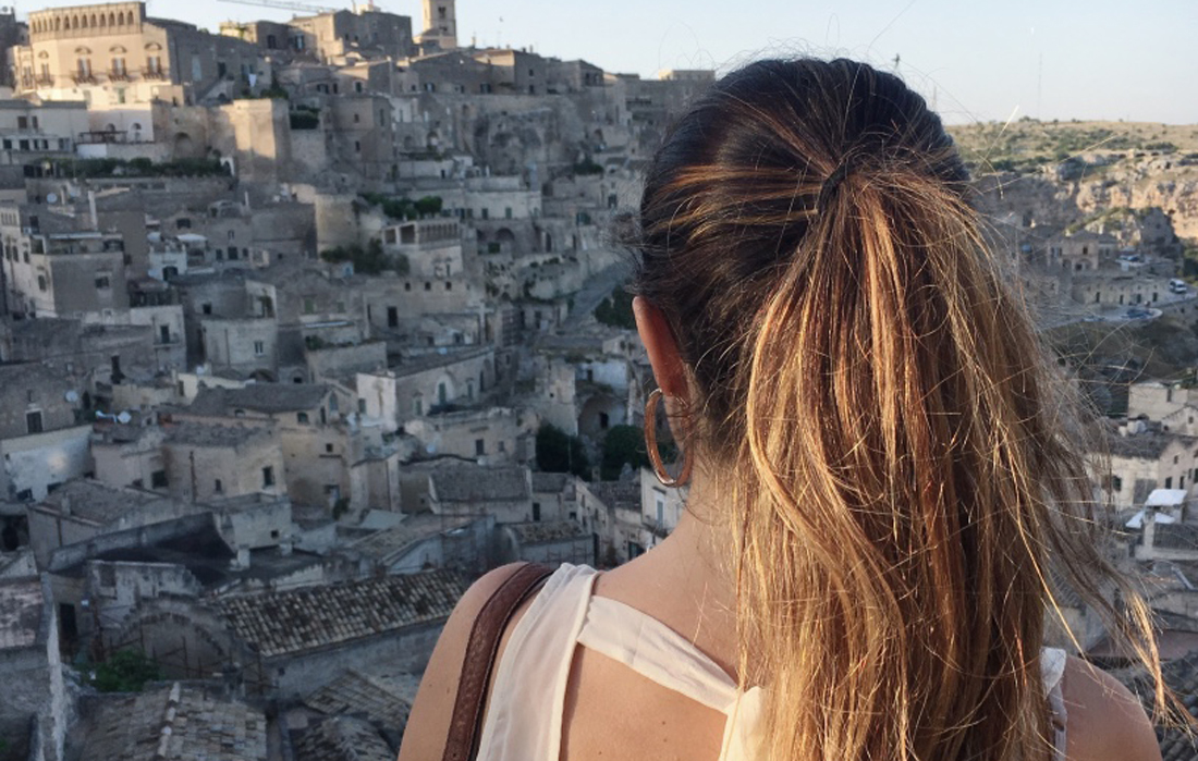 Vista dei Sassi di Matera da un punto panoramico. Soggetto di schiena