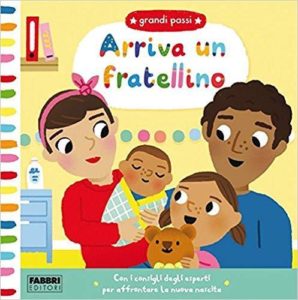 Immagine della copertina di un libro per bambini che ritrae una famiglia composta da madre, padre, una bambina e un neonato