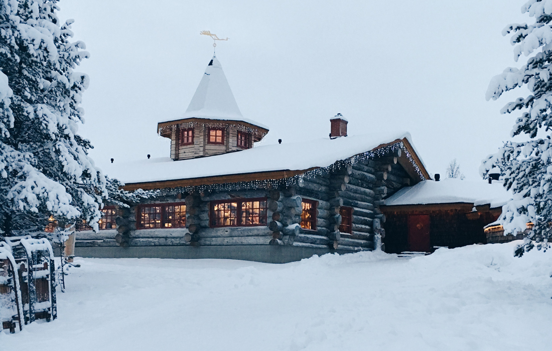 Baita di legno tra la neve bianca.